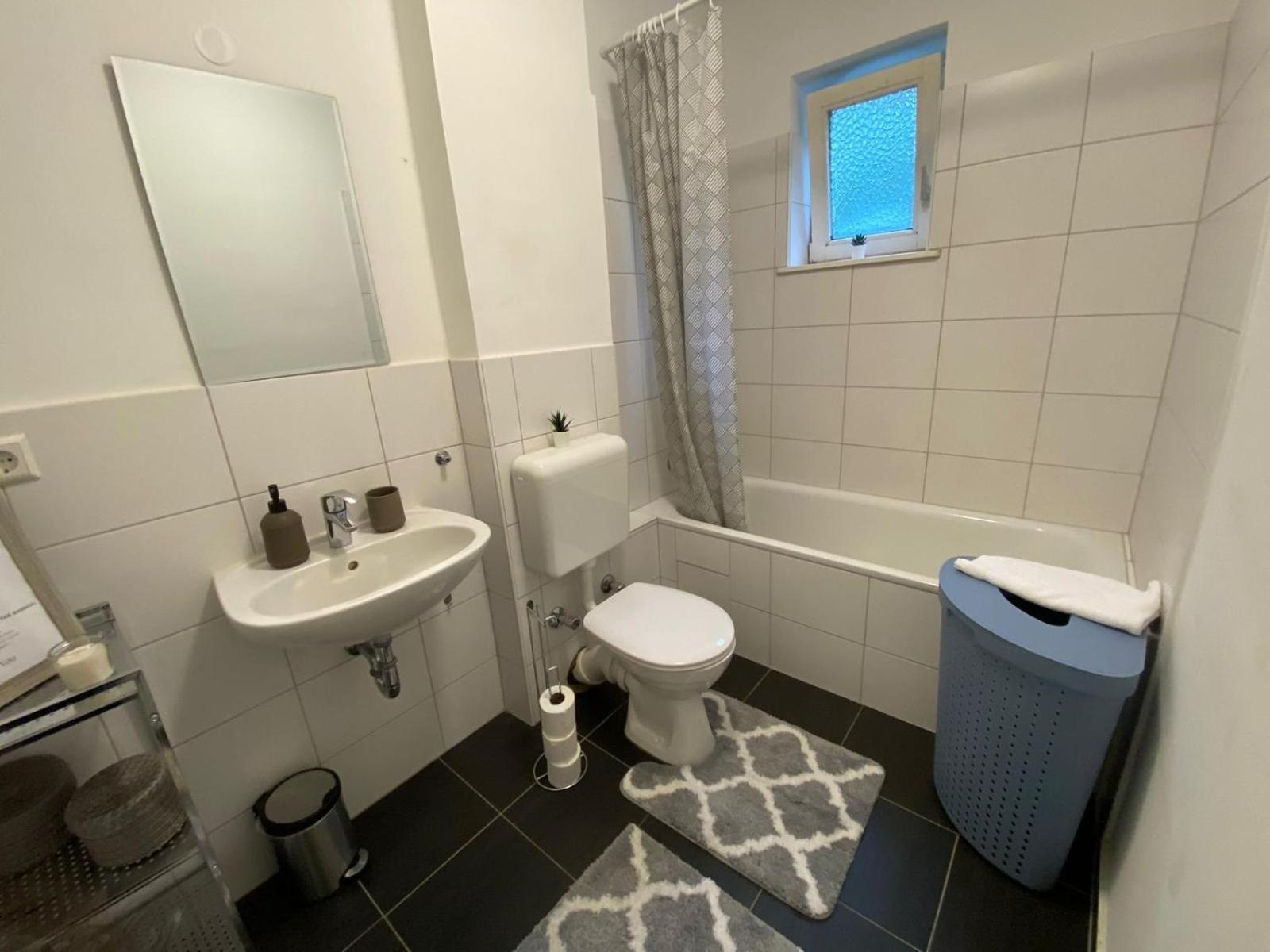 Zentrale 3-Zimmer Wohnung Mit Balkon - Perfekt Fuer Monteure Und Familien Neumuenster Luaran gambar