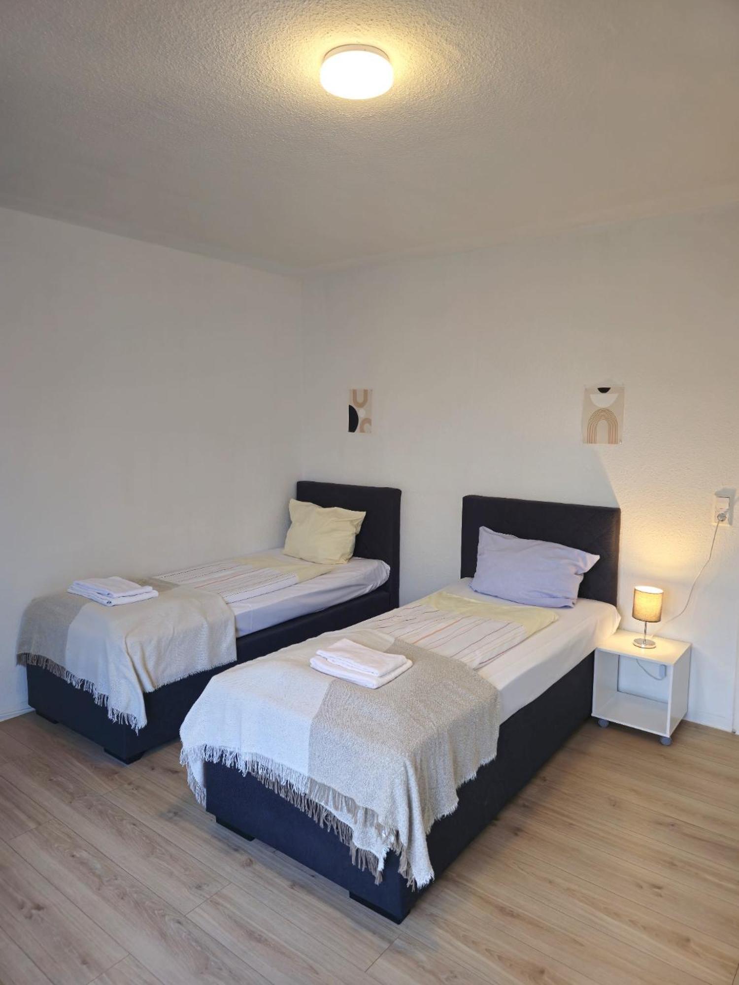 Zentrale 3-Zimmer Wohnung Mit Balkon - Perfekt Fuer Monteure Und Familien Neumuenster Luaran gambar